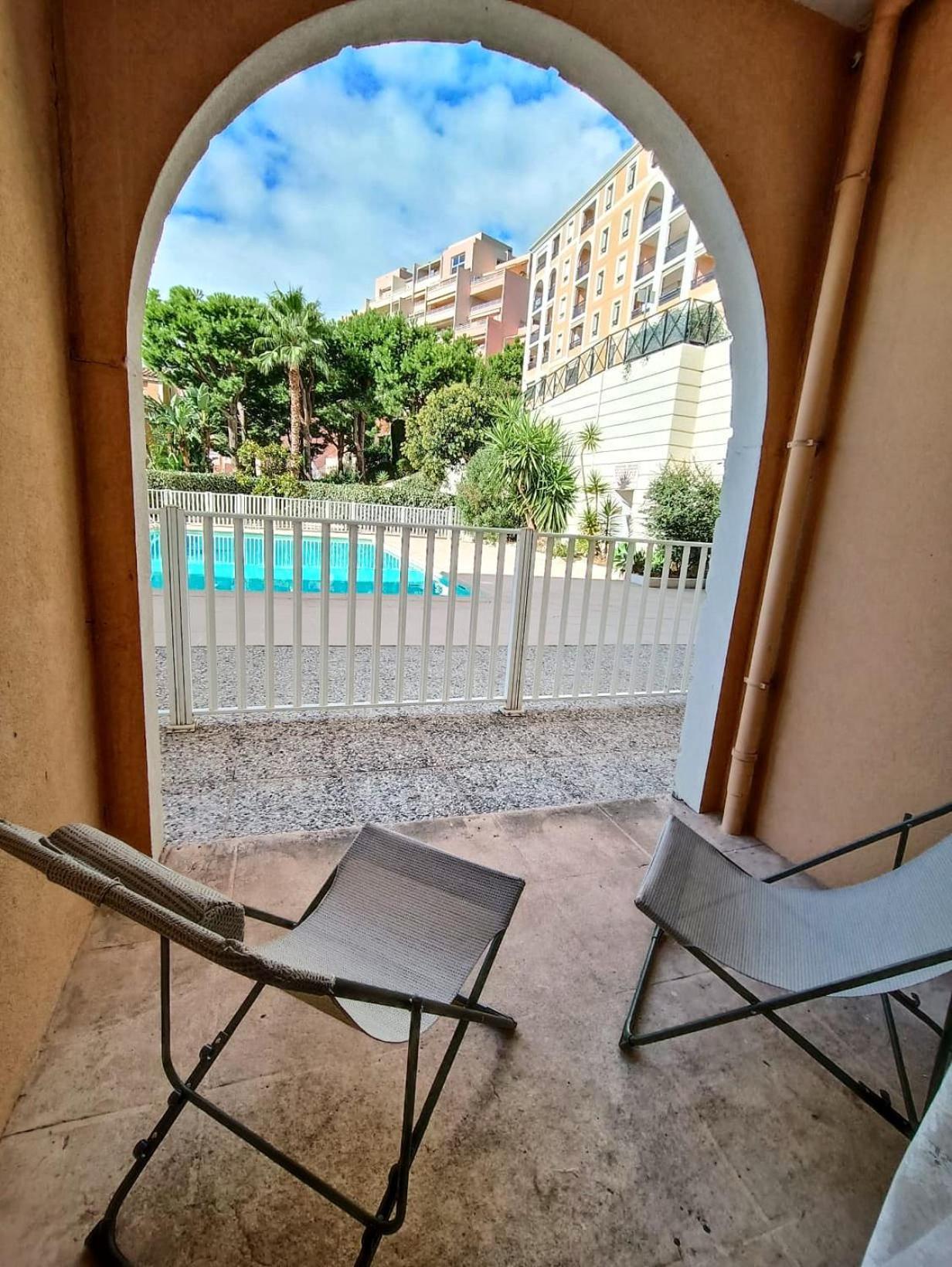 Direct Monaco Studio Devant Piscine Бюсолей Екстериор снимка
