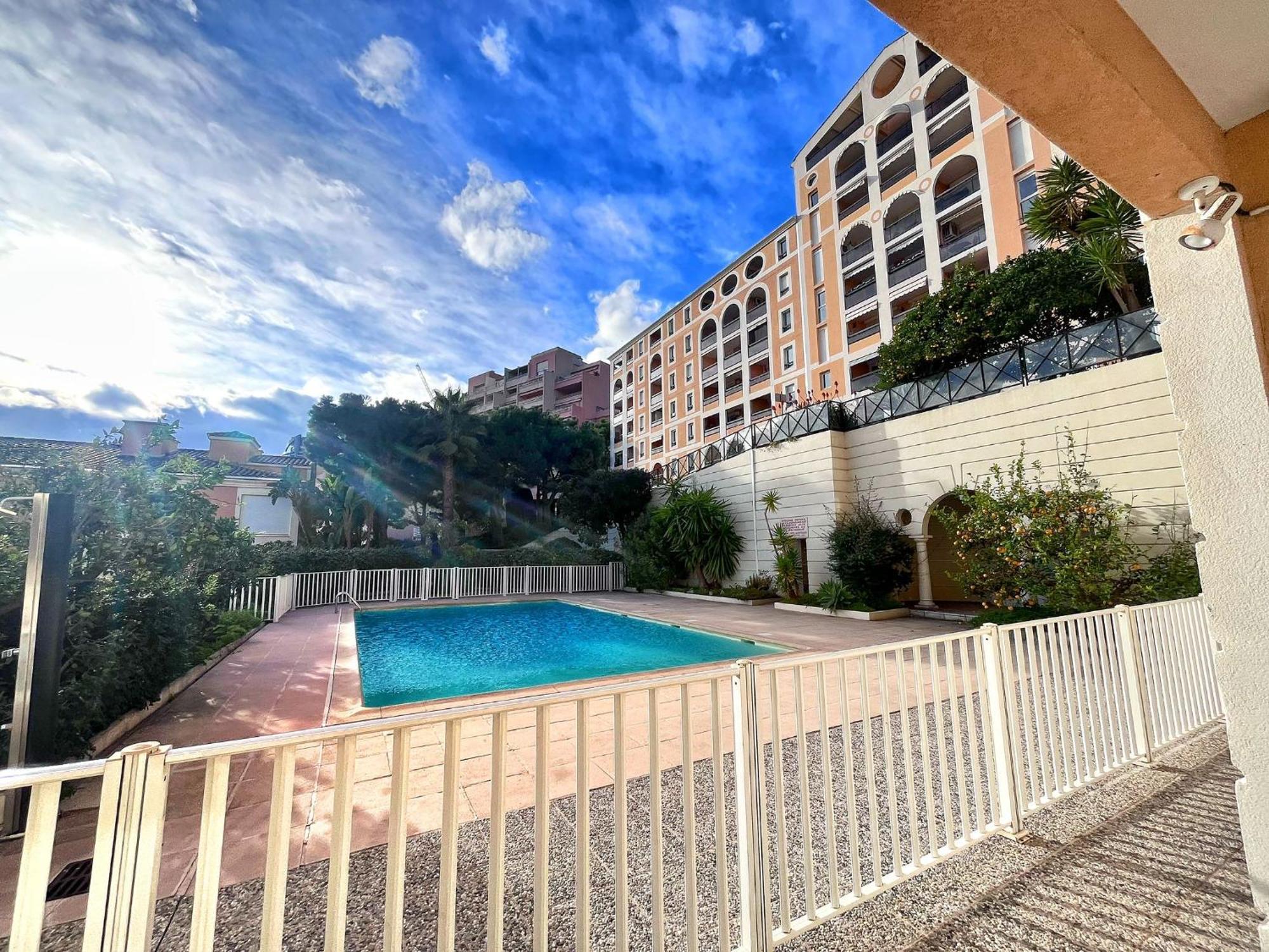 Direct Monaco Studio Devant Piscine Бюсолей Екстериор снимка